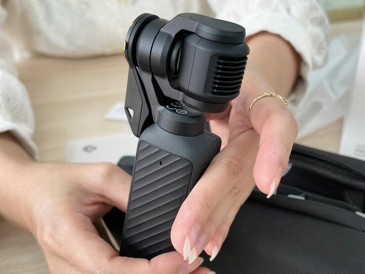 DJI Osmo Pocket 4 yeni, daha küçük bir koruyucu kılıfa sahip.