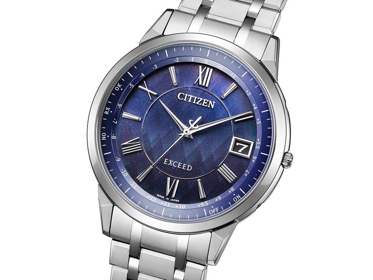 Citizen Exceed “Kutsal Ormanda Sabah” Eco-Drive saat; ormandan ilham alan zarif bir desene sahip koyu mavi kadranı, ışıltılı detayları, gümüş tonlu akrep, yelkovan ve saat imleri ile saat 3 konumundaki tarih göstergesiyle öne çıkıyor.