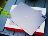 Büyük bataryasına rağmen cihaz ince kalıyor; ancak OnePlus Pad 4 ile karşılaştırıldığında ağırlık farkını fark edeceksiniz.