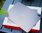 Büyük bataryasına rağmen cihaz ince kalıyor; ancak OnePlus Pad 4 ile karşılaştırıldığında ağırlık farkını fark edeceksiniz.