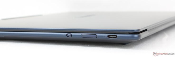Sağda: Elektronik web kamerası deklanşörü, Güç düğmesi, DisplayPort 1.4 ve Power Delivery özellikli USB-C 4.0