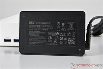 Geekom A7 Max güç kaynağı ünitesi ile (19 V; 6,32 A)