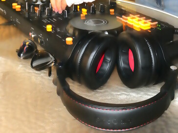 İyi yastıklanmış kulak yastıkları ve kafa bandı (Resim kaynağı: Notebookcheck)