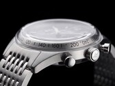 Timex Marlin Jet Kronograf'ın yan profili; büyük kubbe şeklindeki Hesalite camı, takimetre ölçeği, fırçalanmış paslanmaz çelik kasa, pompa tarzı kronograf düğmesi, Jet markalı kurma kolu ve paslanmaz çelik bileziği göstermektedir.