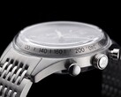 Timex Marlin Jet Kronograf'ın yan profili; büyük kubbe şeklindeki Hesalite camı, takimetre ölçeği, fırçalanmış paslanmaz çelik kasa, pompa tarzı kronograf düğmesi, Jet markalı kurma kolu ve paslanmaz çelik bileziği göstermektedir.