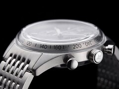 Timex Marlin Jet Kronograf'ın yan profili; büyük kubbe şeklindeki Hesalite camı, takimetre ölçeği, fırçalanmış paslanmaz çelik kasa, pompa tarzı kronograf düğmesi, Jet markalı kurma kolu ve paslanmaz çelik bileziği göstermektedir.