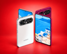 Beyaz ve kırmızı renk seçenekleriyle önden ve arkadan gösterilen Coolpad Cool X Wide akıllı telefon.