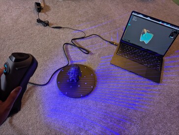 Sermoon S1, MacBook Air üzerinde çapraz çizgi lazerleri ve Creality Scan 4 uygulaması ile nesneyi tarıyor