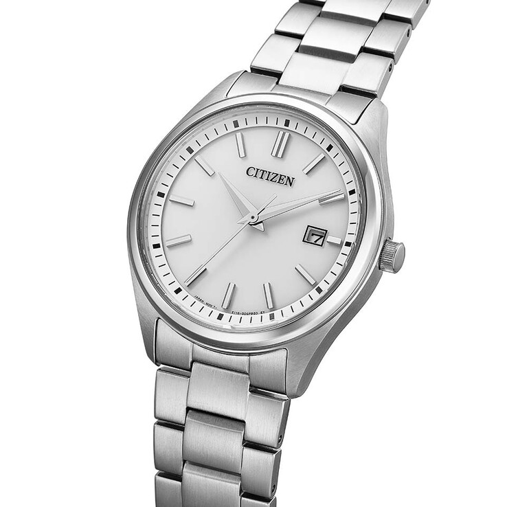 Gümüş kadranlı, saat 3 konumunda tarih penceresi bulunan, paslanmaz çelik kasalı ve uyumlu çelik bilezikli Citizen BM1350-54A Eco-Drive şık saatin önden üç çeyrek görünümü.