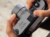 Leica üç fotoğraf makinesini "Metal Gri" renkte yeniden piyasaya sürüyor.