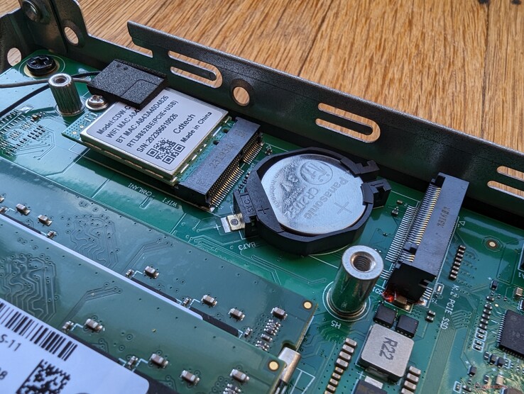 Çıkarılabilir WLAN modülü ve BIOS bataryası M.2 SSD'nin altında yer alır
