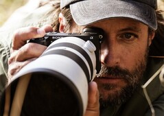 Burada gösterilen Sony A6700'ün halefinin yeni bir sensöre sahip olması bekleniyor.