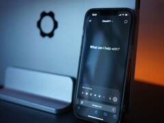 Akıllı telefon, "Ne konuda yardımcı olabilirim?" sorusunun yer aldığı ChatGPT arayüzünü gösteriyor.