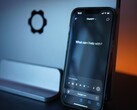 Akıllı telefon, "Ne konuda yardımcı olabilirim?" sorusunun yer aldığı ChatGPT arayüzünü gösteriyor.