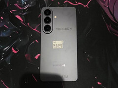 Arkadan bakıldığında Galaxy S26 Plus test ünitesi.