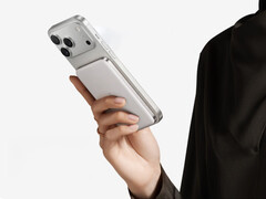 Yenilenen 10,000mAh Air+ güç bankasının Çin'deki fiyatı yaklaşık 59$. Resimde: bir iPhone'a takılı güç bankasını gösteren bir tanıtım resmi.
