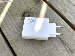İsteğe bağlı 90 watt güç kaynağı ünitesi.