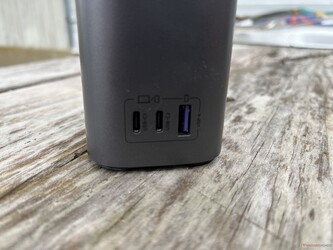 Mini MagSafe Güç İstasyonunda iki adet USB-C 100 W bağlantı noktası ve bir adet USB-A 22,5 W bağlantı noktası bulunmaktadır.