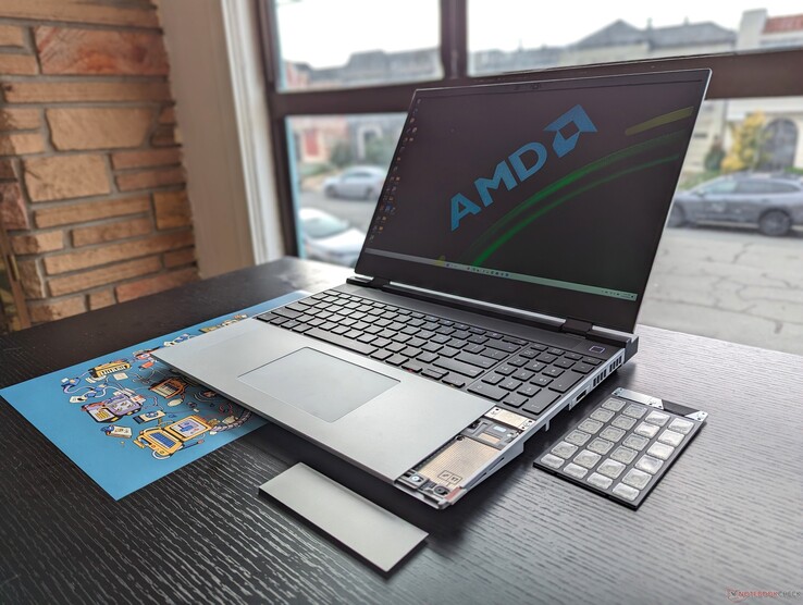 Framework Laptop 16 avuç içi dayanağı kapak modülü çıkarılmış halde