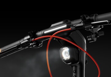 Segway Max G3 Plus elektrikli scooter, 6 watt'lık otomatik açılan bir far ile donatılmıştır.