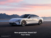 ... ve İnci Beyazı renginde 2026 Xiaomi SU7.