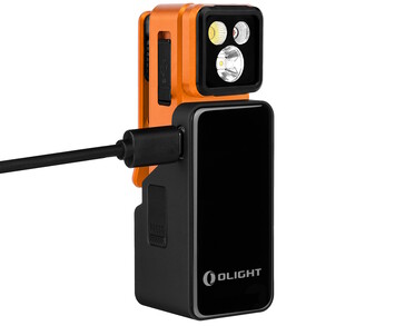 Olight Oclip 2 kitleri, çalışma süresini uzatmak için 1.000 mAh kapasiteli şarj istasyonu kılıflarıyla birlikte gelir.