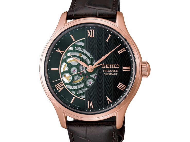 Seiko Presage HCB007’nin yeşil kadranının yakın çekimi; dokulu geometrik deseni gösterilmektedir