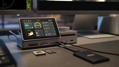 Bundan daha iyisi olamaz: Pexarbolt Ultra, dokunmatik ekrana sahip bir Thunderbolt 5 dock'tur ve piyasadaki en kapsamlı bağlantı noktası seçeneklerine sahiptir.