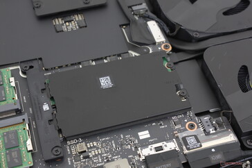 'SSD2' ve 'SSD3' PCIe5 SSD yuvaları ısı dağıtıcının altında yer alır