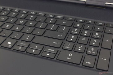 Numpad ve ok tuşları ana QWERTY tuşlarından daha küçük ve daha sıkışıktır