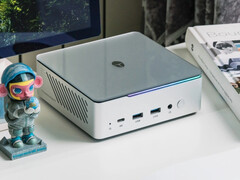 Mix Pro II'nin şeffaf bir üst kısmı ve ön ve sağ taraflarını saran bir aydınlatması vardır.