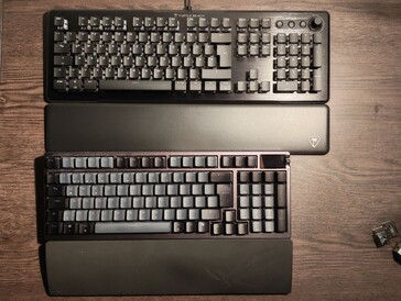 Turtle Beach Vulcan II ile doğrudan karşılaştırıldığında, ASUS ROG Azoth 96 HE çok kompakt görünüyor. (Resim kaynağı: Notebookcheck)