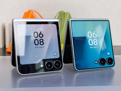 Samsung Galaxy Z Flip7 (sağda) ile Flip7 FE (solda) karşılaştırması