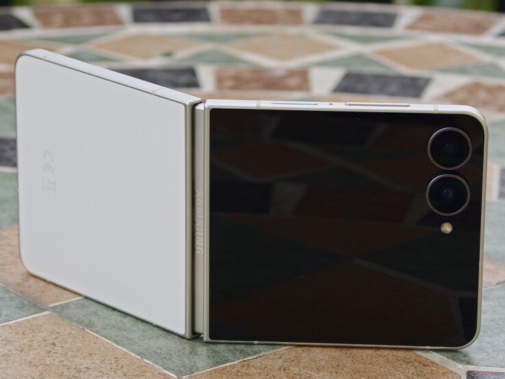 Samsung Galaxy Z Flip 8 Akıllı Telefon İncelemesi