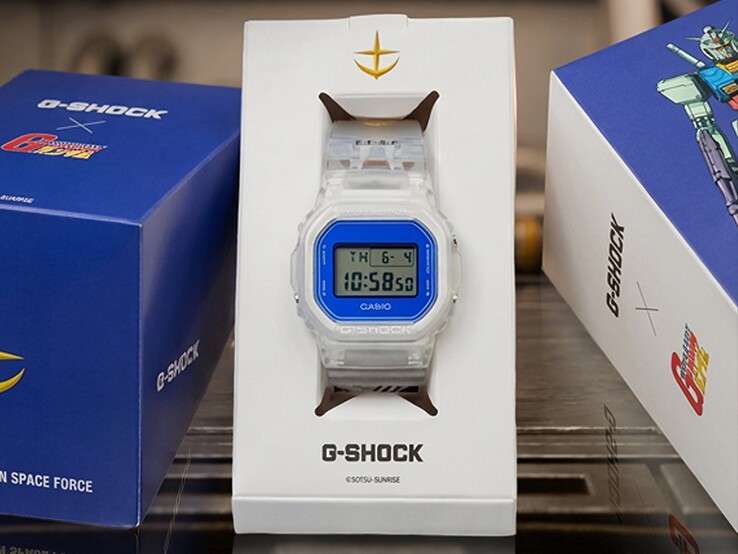 Casio G-Shock x Mobile Suit Gundam DW-5600, şeffaf kasa ve kayış, mavi çerçeve, E.F.S.F. markası ve Gundam sanat eserleri içeren koleksiyoncu ambalajına sahiptir.