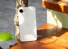 Apple'in düşük maliyetli iPhone'u nihayet iki yıl içinde gecikmiş bir ekran yükseltmesi alacak.