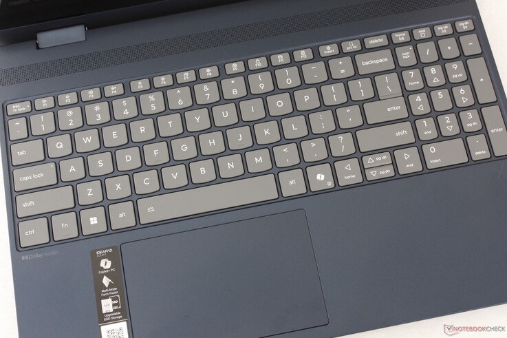 Tuş hareketleri bir ThinkPad'e göre daha sığ ancak yine de nispeten sağlam. Bu arada, 12 x 7,5 cm'lik clickpad, dikey imleç hareketi için biraz sıkışık olsa da yeterli