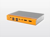OnLogic Helix 320 fansız mini PC, 8 çekirdeğe kadar Intel CPU ile donatılabilir ve gümüş renkli alüminyum bir gövdeye ve ön kısımda turuncu renge sahiptir