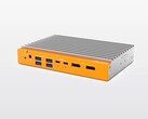 OnLogic Helix 320 fansız mini PC, 8 çekirdeğe kadar Intel CPU ile donatılabilir ve gümüş renkli alüminyum bir gövdeye ve ön kısımda turuncu renge sahiptir