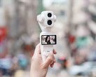 Pearl White rengindeki DJI Osmo Pocket 4P.