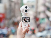 Pearl White rengindeki DJI Osmo Pocket 4P.
