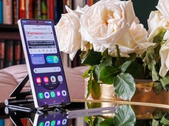 Bir masanın üzerinde dik duran bir Samsung Galaxy S25 Ultra, ekranda açık bir web sitesi görünüyor