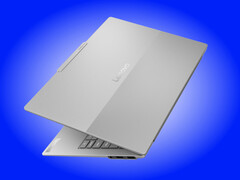 ThinkBook 14x, 54,7 Wh bataryasıyla 990 g'lık resmi ağırlığıyla çoğu dizüstü bilgisayardan daha hafiftir.