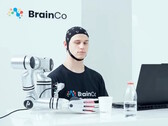 BrainCo'nun zihin kontrol teknolojisini kullanan bir kullanıcı, yalnızca düşüncesiyle robotik bir şekilde bir elmayı yakalıyor.