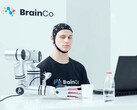 BrainCo'nun zihin kontrol teknolojisini kullanan bir kullanıcı, yalnızca düşüncesiyle robotik bir şekilde bir elmayı yakalıyor.