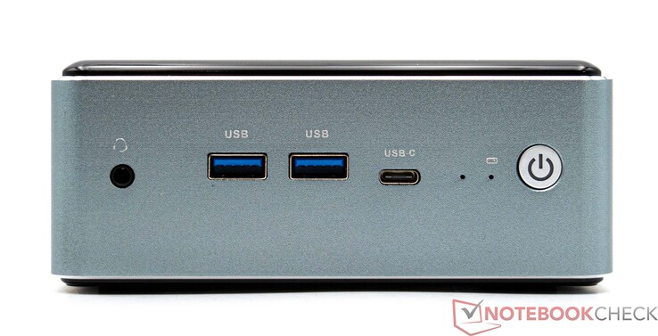 Ön: 3,5 mm ses jakı (hat çıkışı + mikrofon girişi), 2x USB 3.2, 1x USB-C (3.2 Gen 2 + DisplayPort 1.4), güç açık