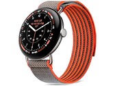Saat, Satin Pyrite renginde 45 mm'lik bir kasaya ve su itici kaplamaya sahip Rye renginde bir Performance Loop kayışa sahiptir.