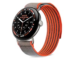 Saat, Satin Pyrite renginde 45 mm'lik bir kasaya ve su itici kaplamaya sahip Rye renginde bir Performance Loop kayışa sahiptir.