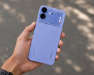 Mavi renkli Nothing Phone (4b).
