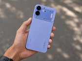 Mavi renkli Nothing Phone (4b).